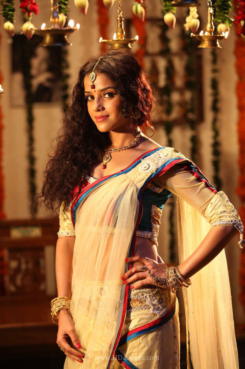Piaa Bajpai Latest Hot Saree Photo Shoot Stills