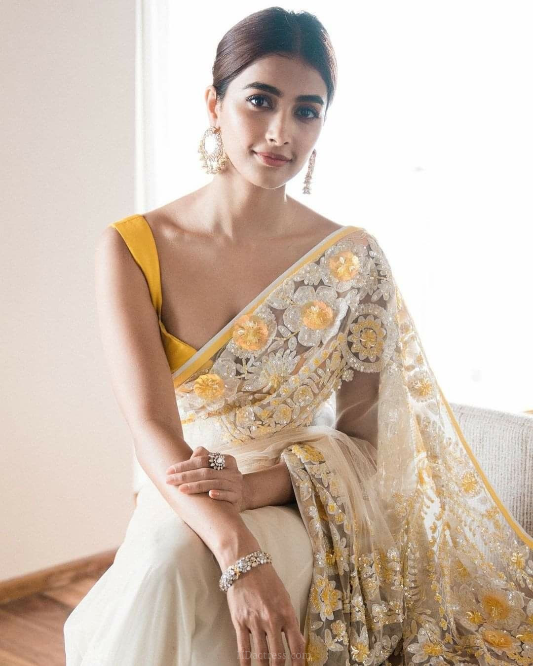 Bollywood Actress Pooja hegde latest photos in saree - Image 1