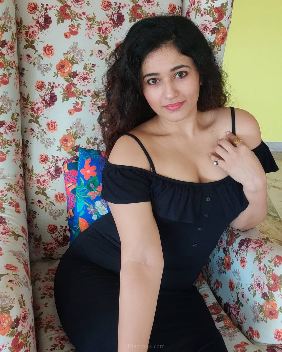 Tamil Actress Poonam Bajwa instagram Photo Gallery - Image 1