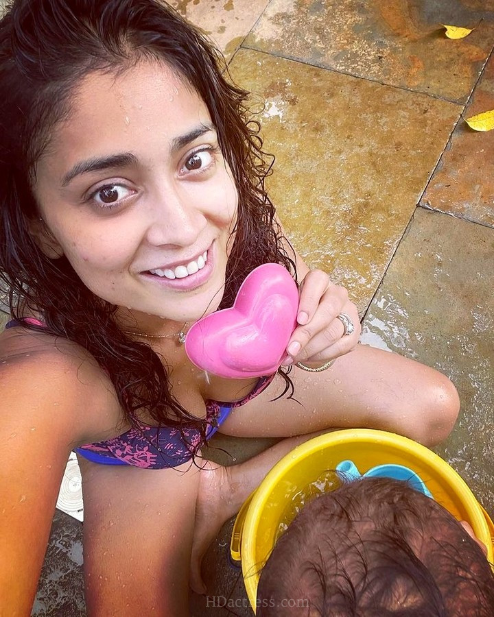 எட்டி பார்த்து கஷ்டபடாதீங்க… தாராளமா காட்டிய ஸ்ரேயா | shriya saran - Image 2 எட்டி பார்த்து கஷ்டபடாதீங்க… தாராளமா காட்டிய ஸ்ரேயா | shriya saran - Image 2