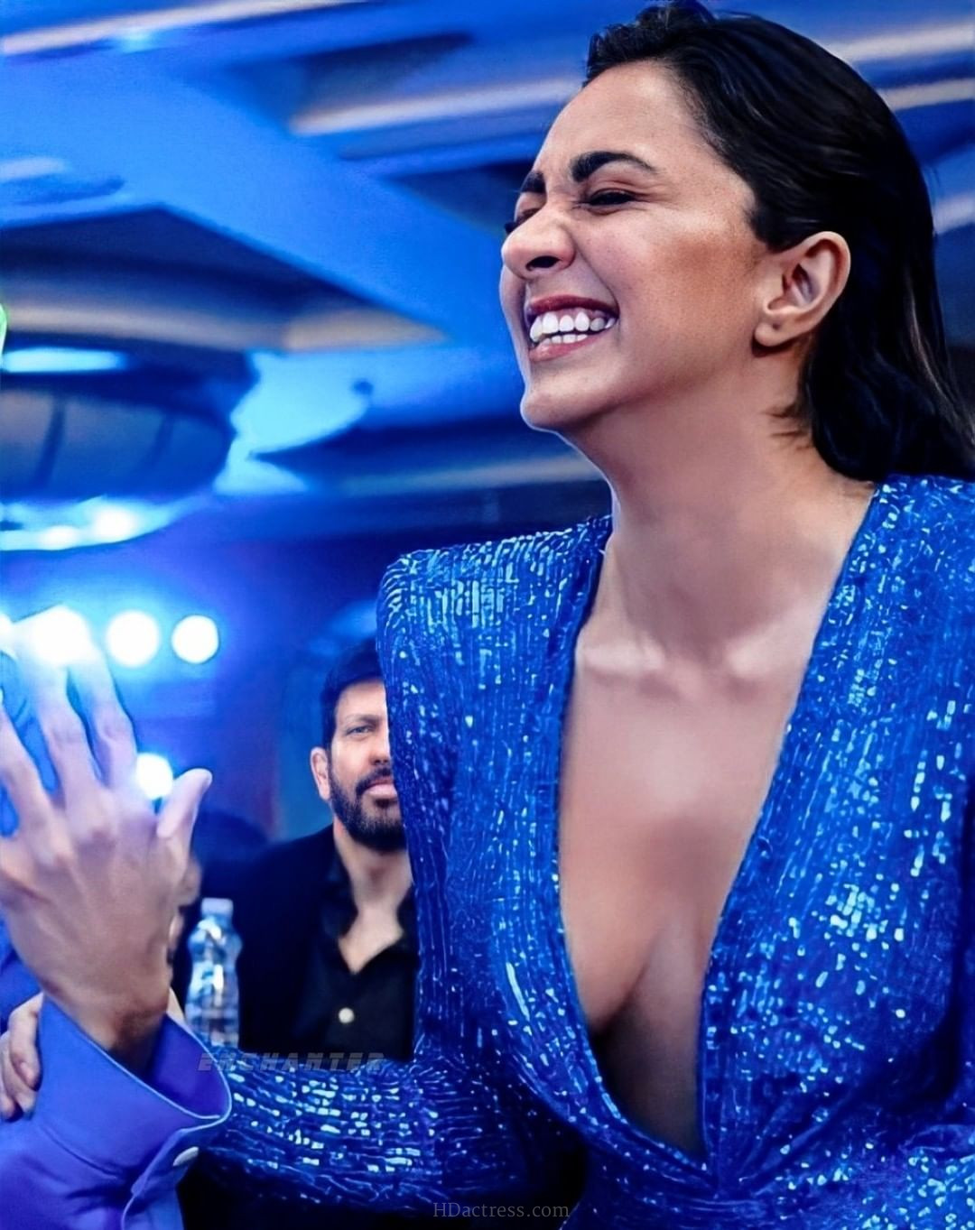 கால் மேல கால் போட்டு கவர்ச்சி காட்டிய கியாரா அத்வானி | kiara advani