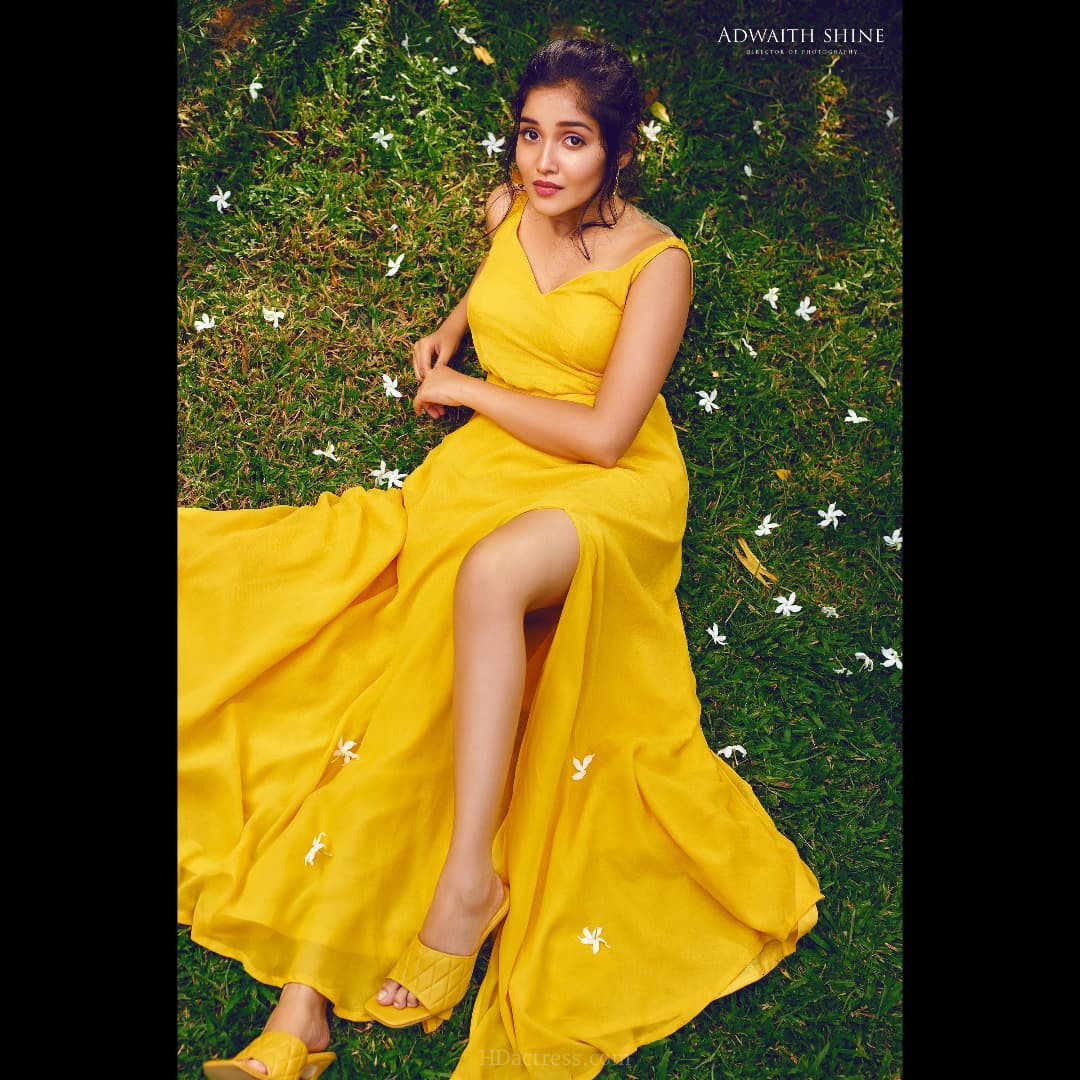 Some glamorous stunning photos of Mallu yung actress Anikha Surendran