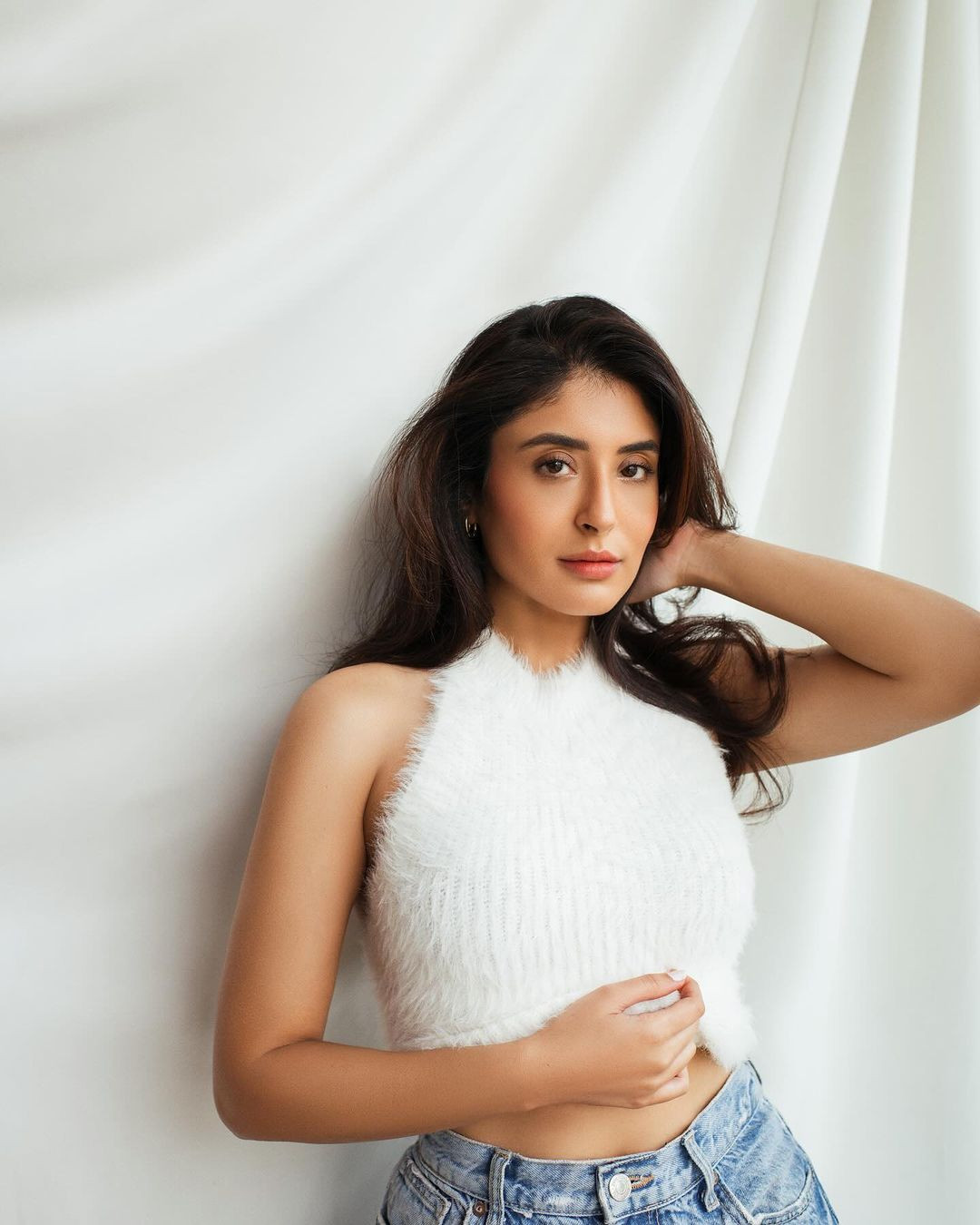 Bollywood Actress Kritika Kamra Wearing White Top Pant | HDactress.com