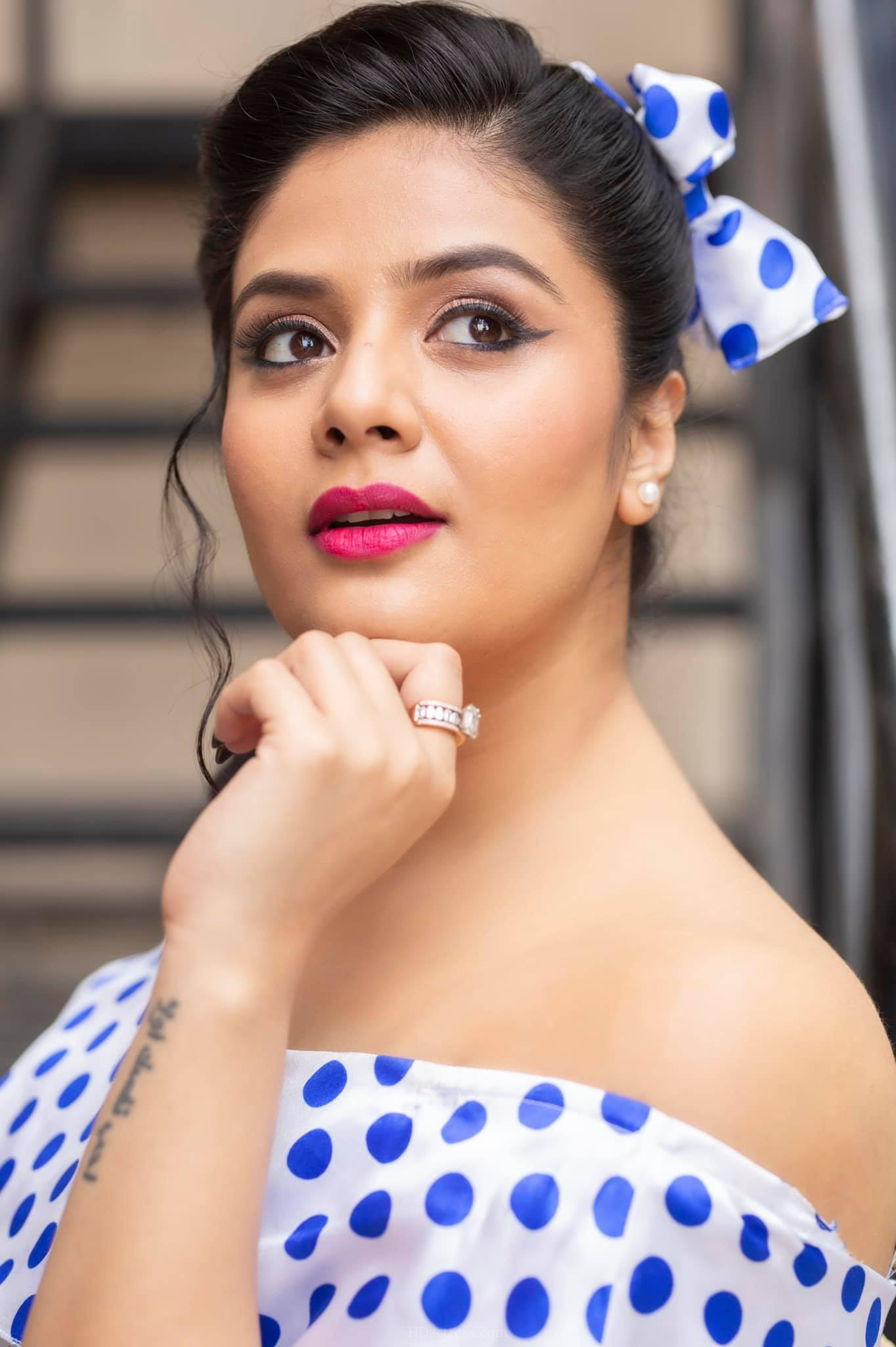 Indian TV Model SreeMukhi Long Legs Show In Blue Frock | HDactress.com