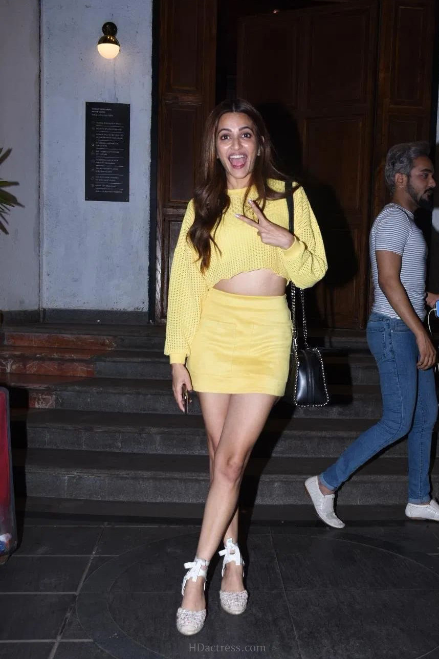 Kriti Kharbanda Long Legs Show In Mini Yellow Short Top | HDactress.com