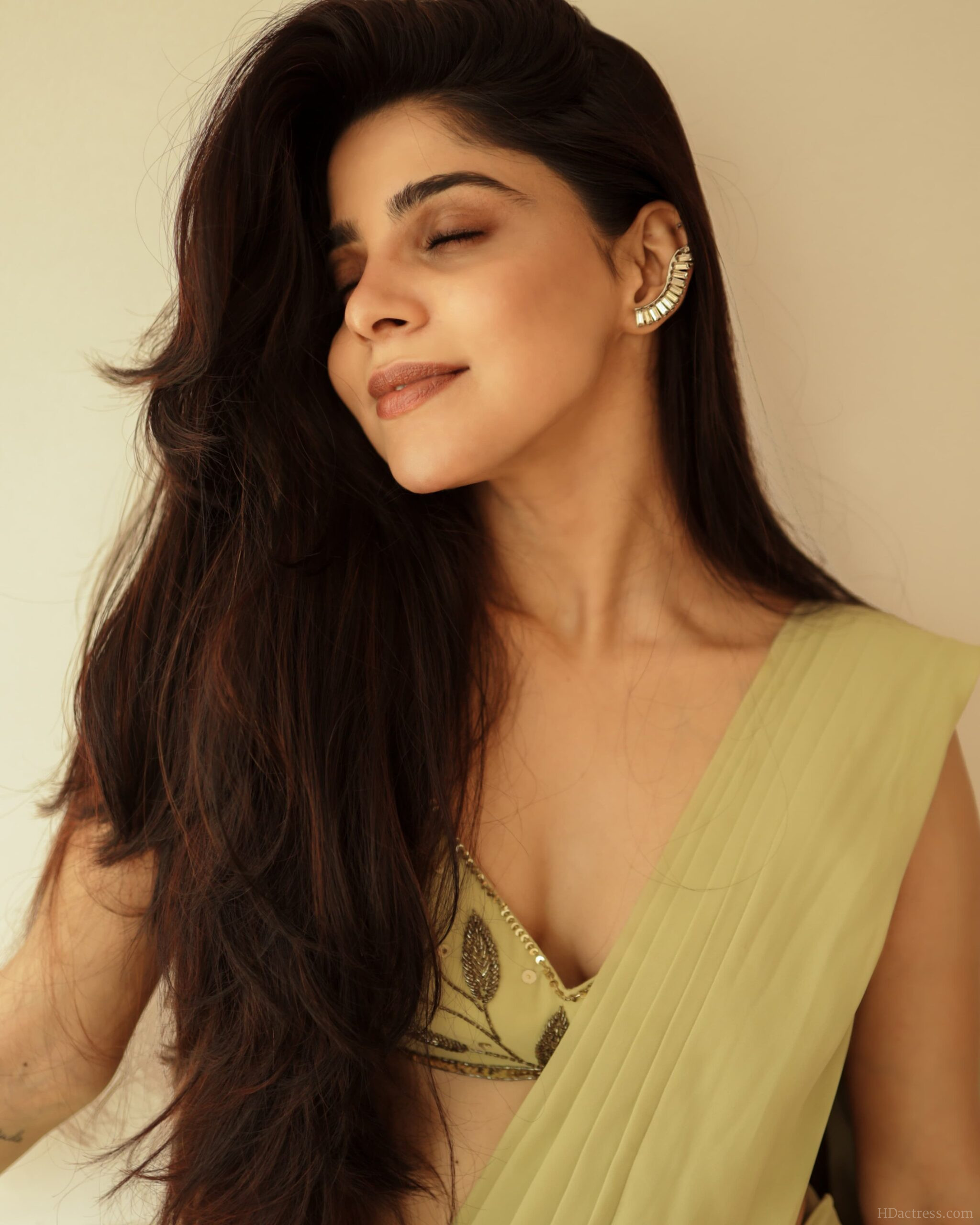 Actress Divya Bharathi (3276×4096) UHD 4K Wallpapers