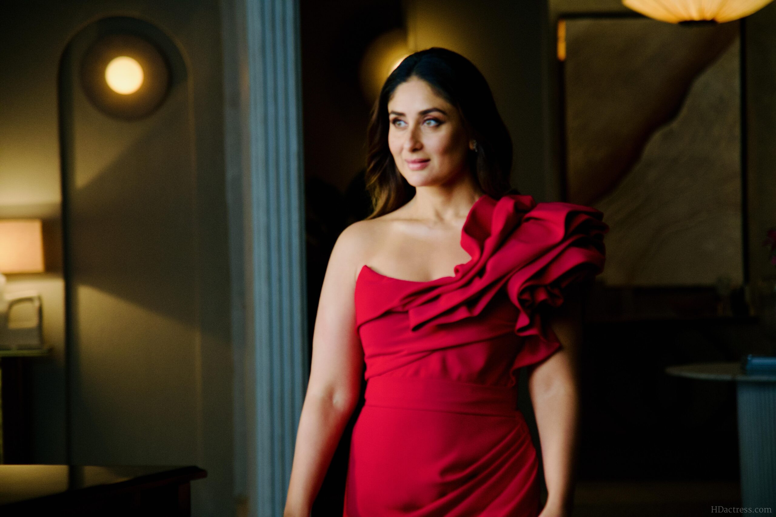 Actress Kareena Kapoor [7074×4716] UHD Photos 4k Wallpapers (NoWatermarks)