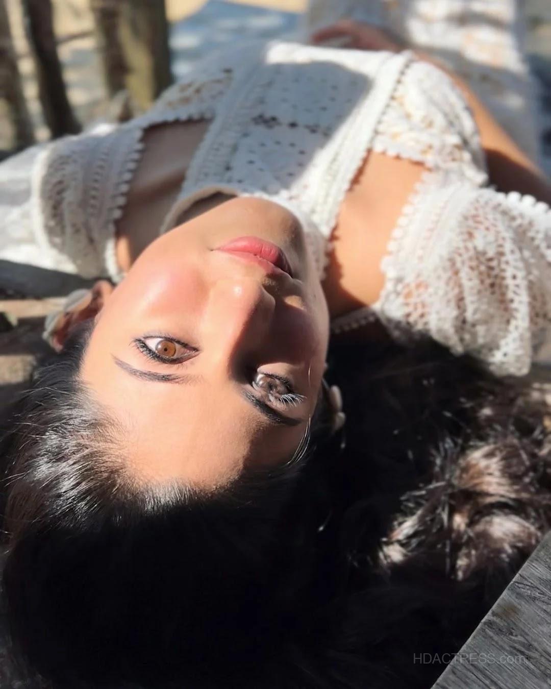 Bangladeshi Beauty Safa Kabir Flaunts Glamorous Style in Latest Photoshoot - Image 3 Bangladeshi Beauty Safa Kabir Flaunts Glamorous Style in Latest Photoshoot - Image 3