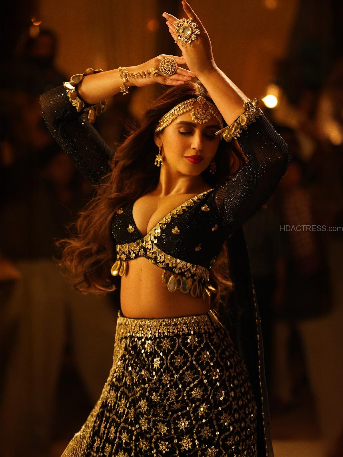 Huma Qureshi Bold Cleavage Show in Latest Item Song Steals the Spotlight - Image 1
