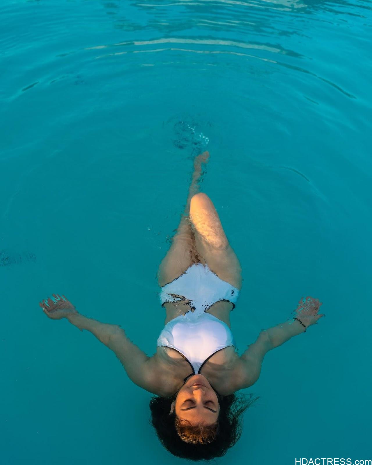 Kajal Aggarwal & Nisha Aggarwal Flaunt Their Curves in Bikini Sensational Swimwear - Image 4 Kajal Aggarwal Mommy bikini show