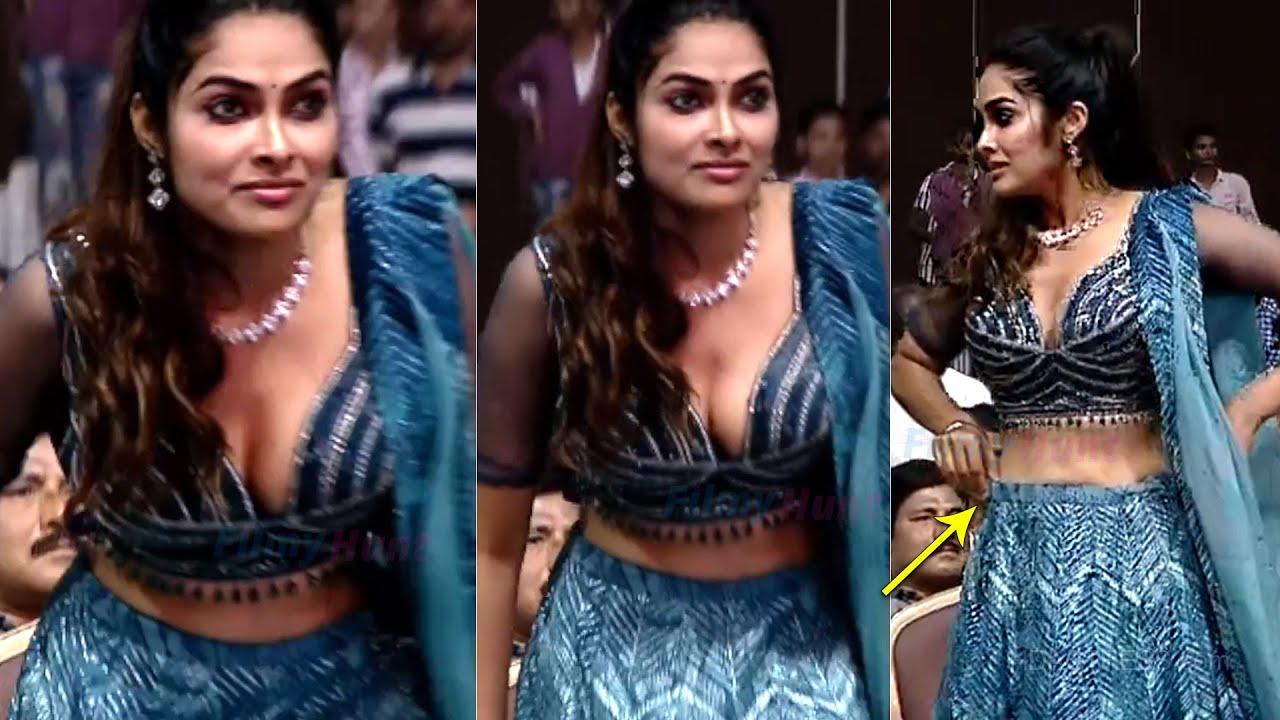 దివి అందాలు | Bigg Boss Divi Vadthya Adjusting Her Dress