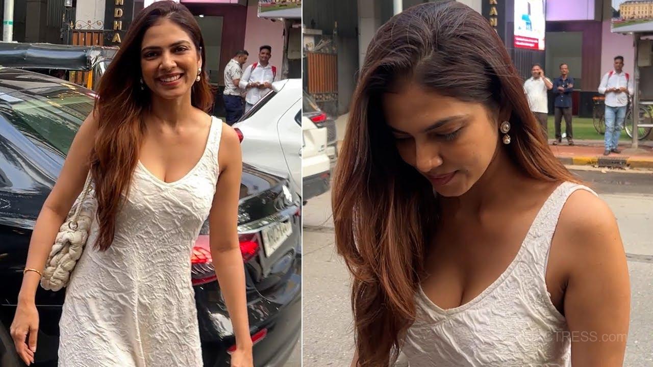 Malavika Mohanan Breast Size