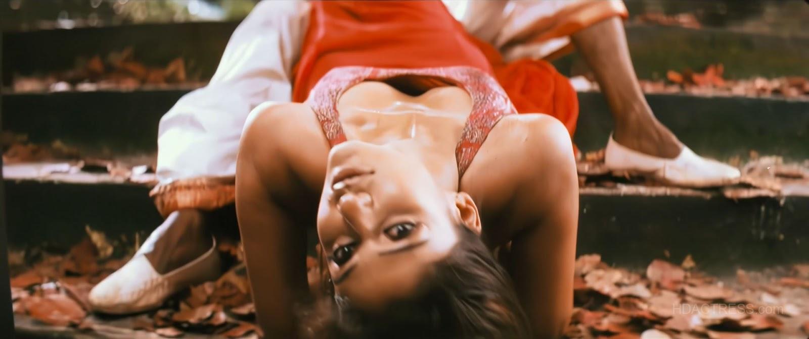 Nayanthara in Chellame Chellame  Download Sexy 4K UHD Wallpapers