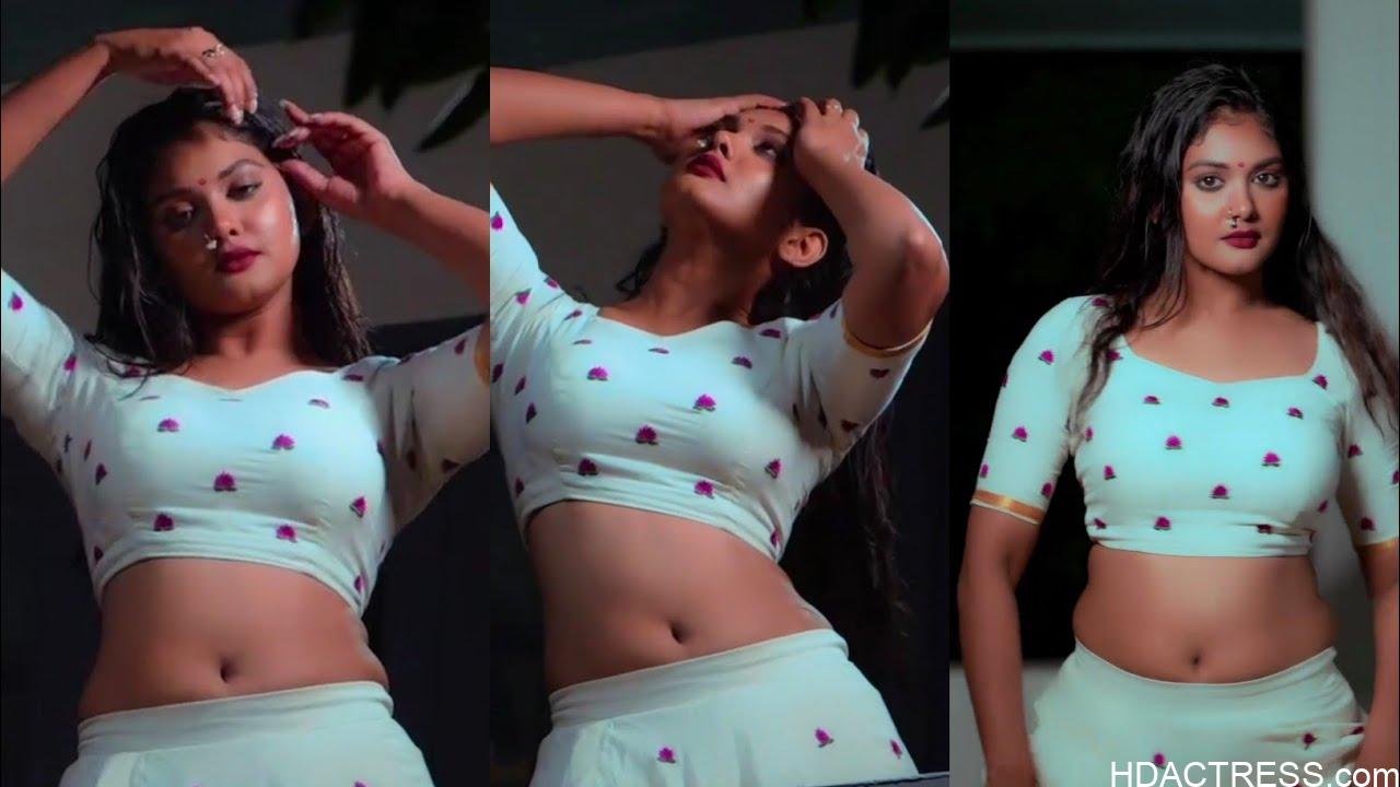 Mallu tv actress vindhuja vikraman chubby navel exposed in blouse and skirt.