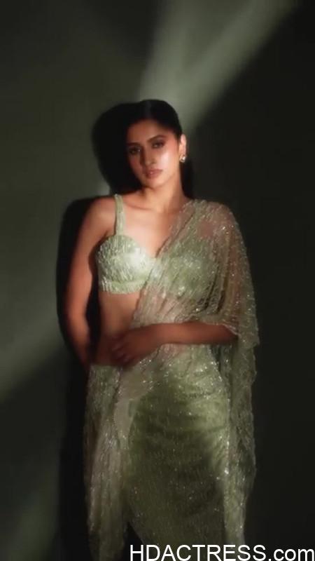 Tanya Ravichandran, Backless Saree Look, Celebrity Saree Style, South Indian Actress Fashion, Saree Trends 2025, Glamorous Saree Looks, Viral Saree Photos, Celebrity Style Inspiration