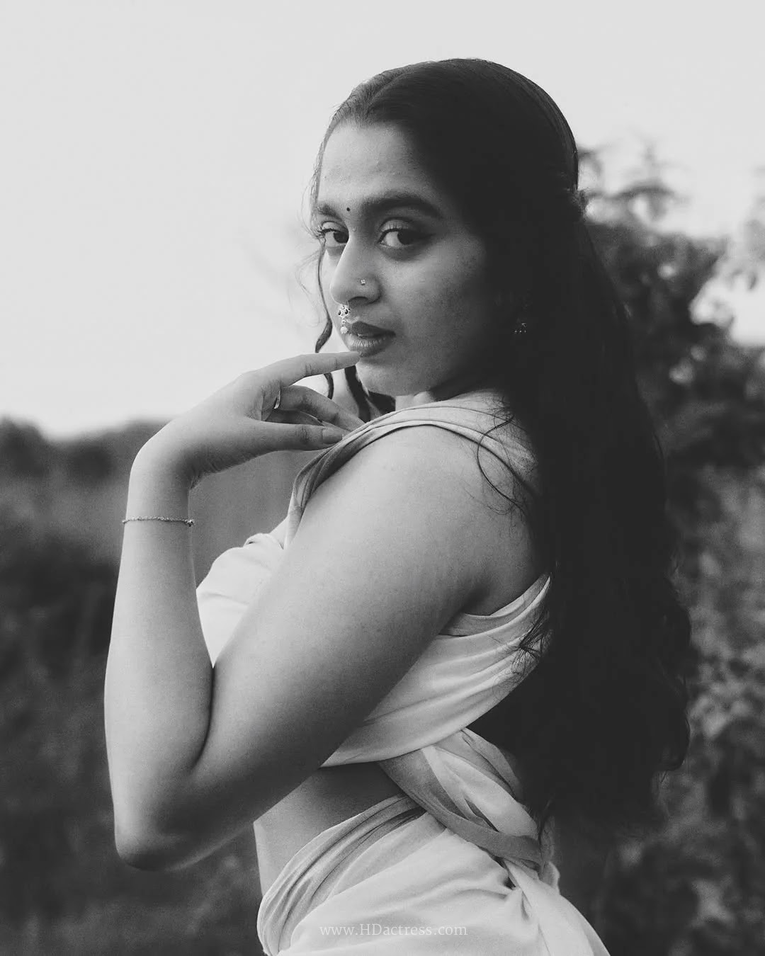 Avanthika Bijoy in Saree – Stunning Hot Photos Showcasing Her Elegant Style - Image 1