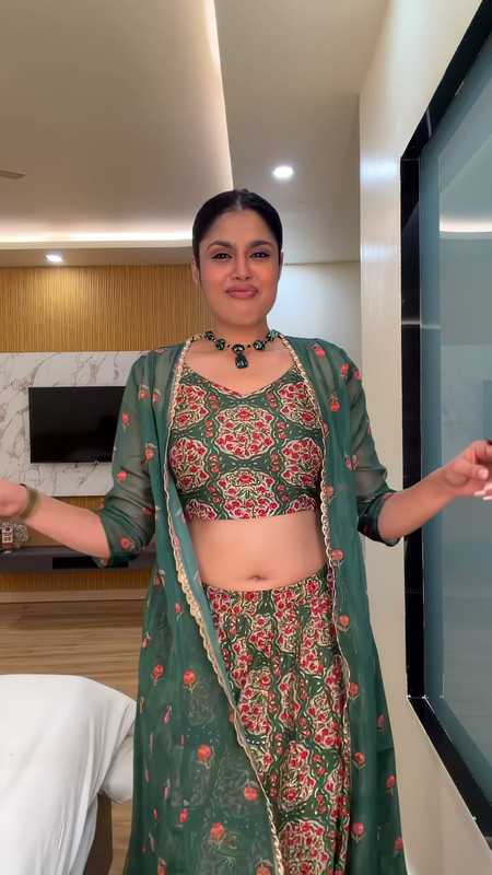 Faria Abdullah’s Yummy Sexy Navel Tease in Desi Attire Photos Are Pure Glam Goals