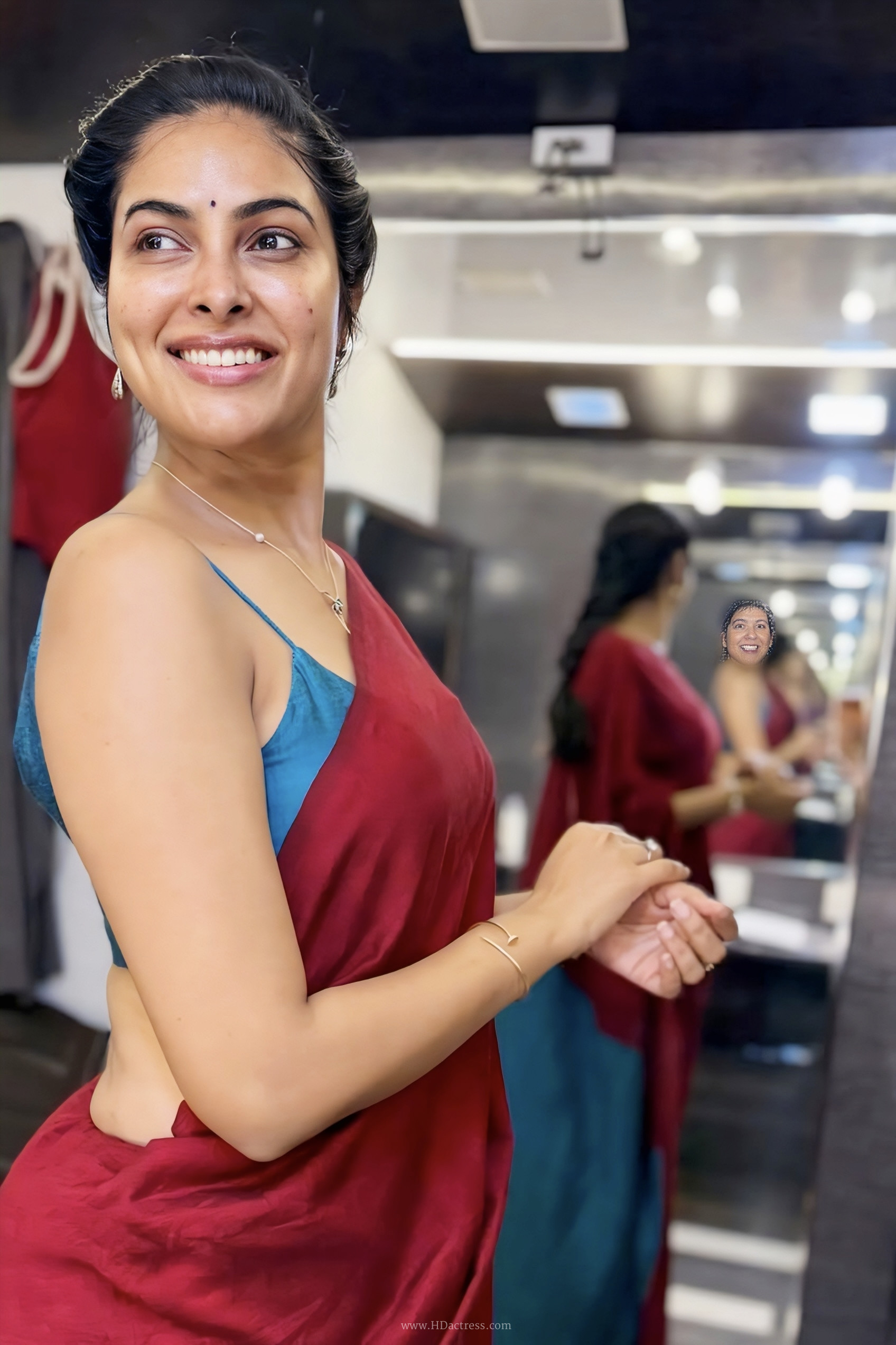 Divi Actress in saree new HD images