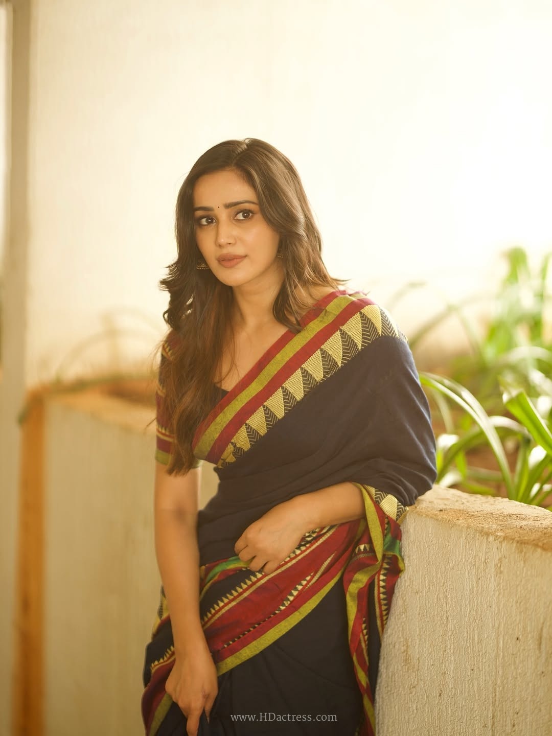 Anaira gupta stuns in a midriff style saree balcony photos.. - Image 6 Anaira gupta stuns in a midriff style saree balcony photos.. - Image 6