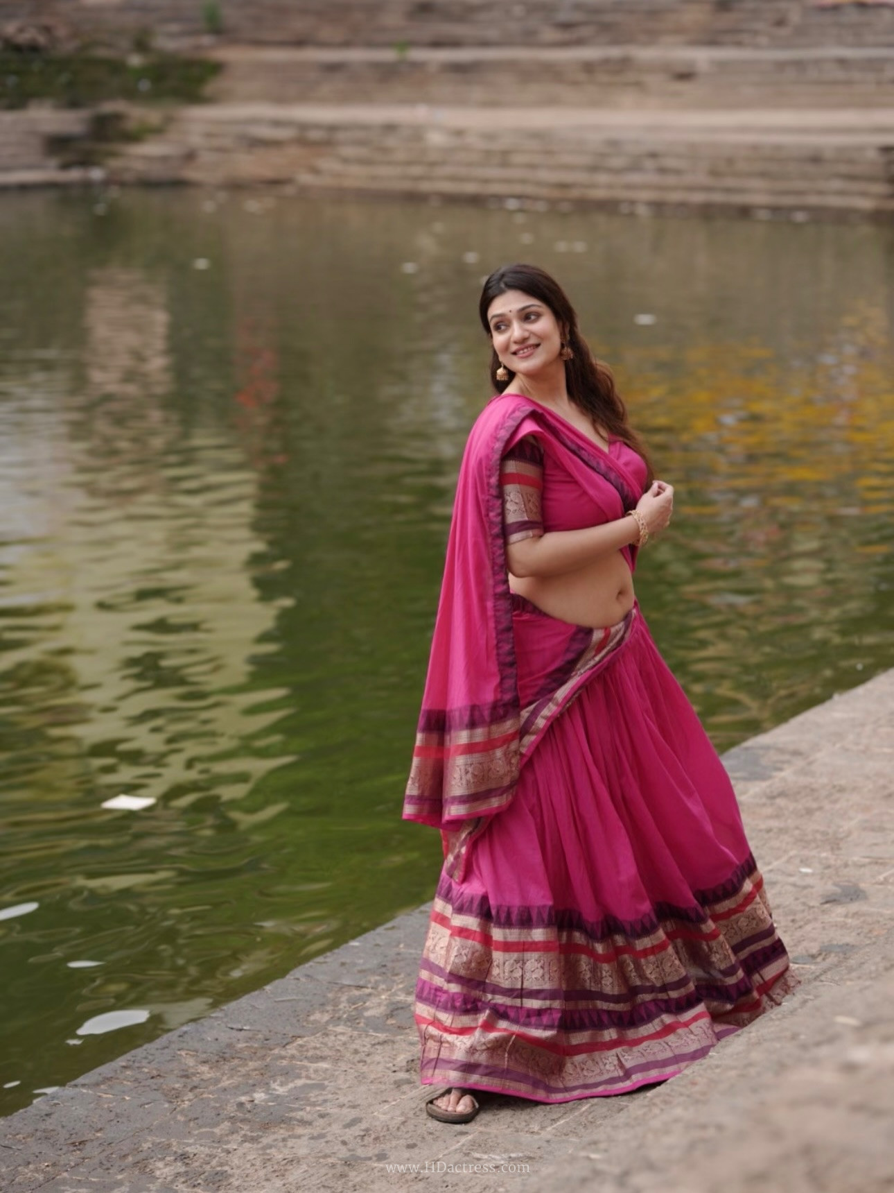 Siya gautam Viral Saree Look: Telugu Actress Defines Elegance With Bold Navel Show