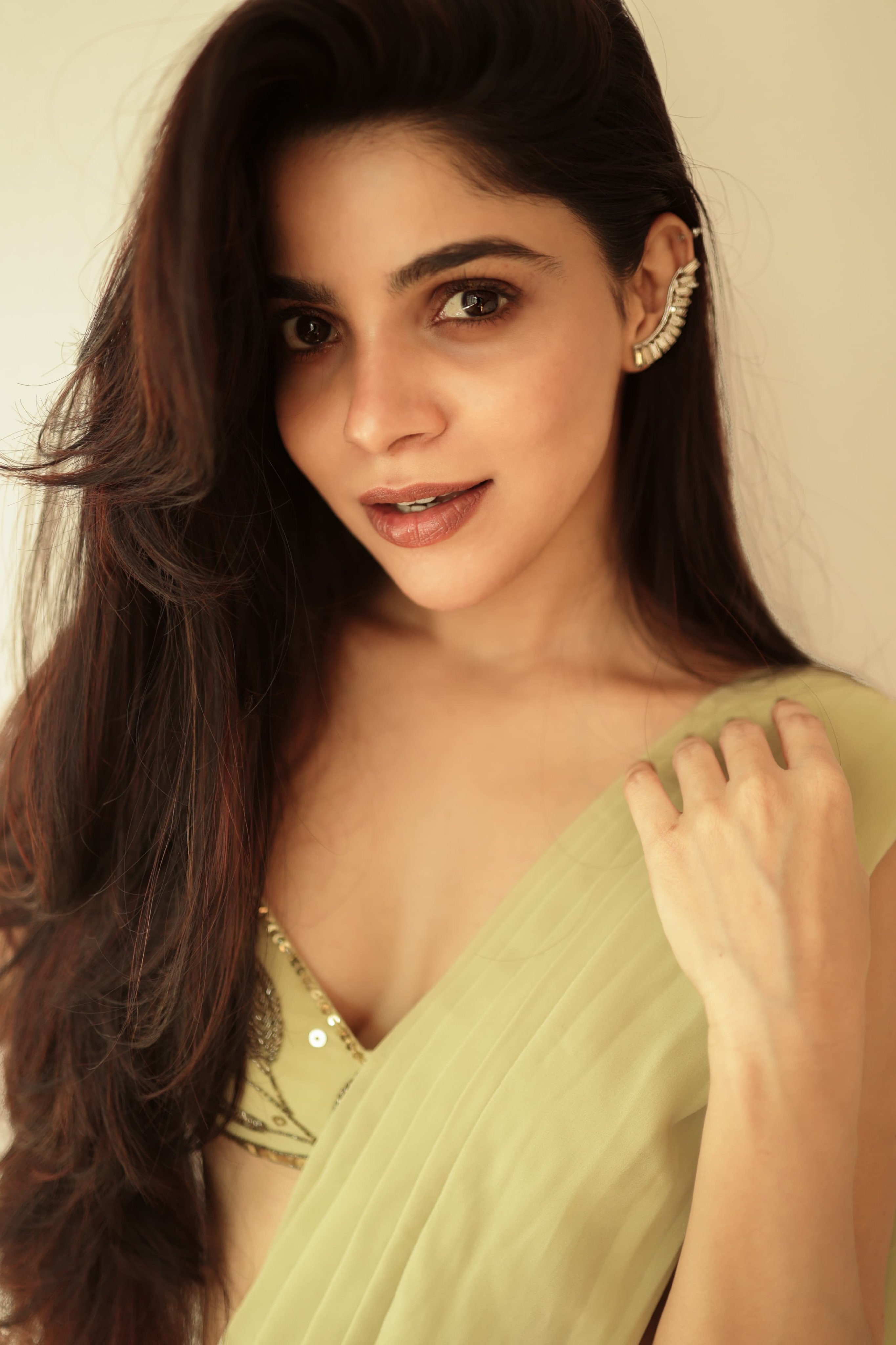 Actress Divya Bharathi (2730×4096) UHD 4K Wallpapers