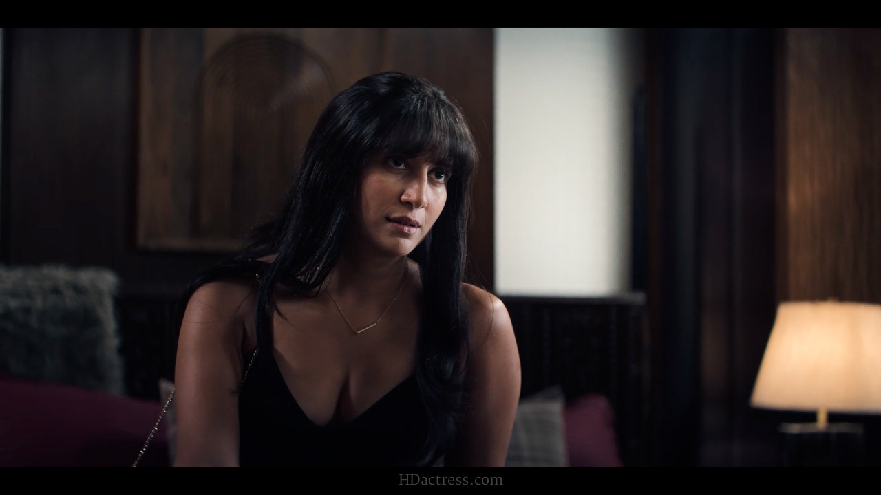 [Image: Ayn-Zoya-Undekhi-s4e3-00-01-13-13-Still003.jpg]