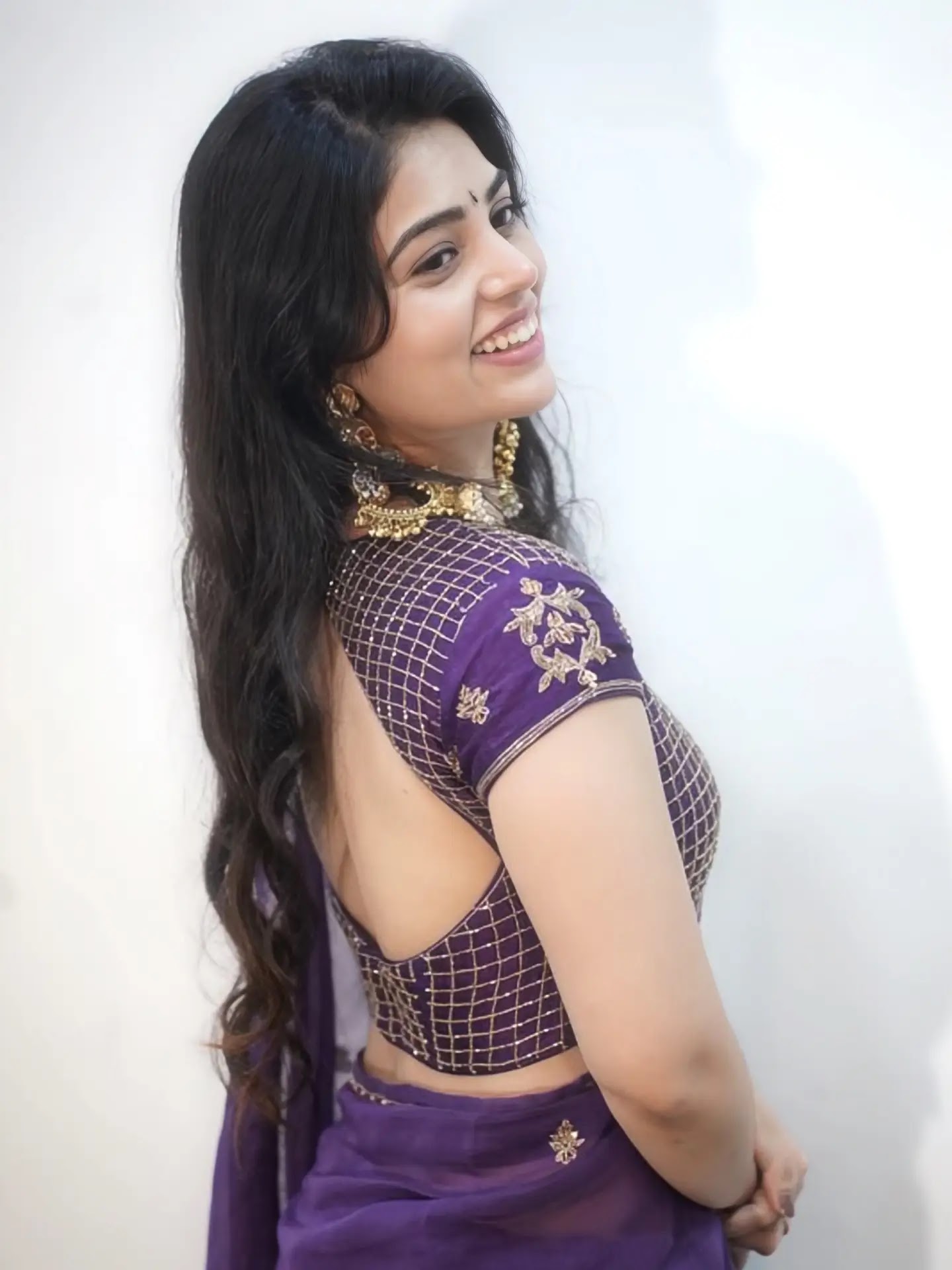 Bandhavi Sridhar Photos In Blue Saree Sleeveless Blouse - Image 6 Bandhavi Sridhar Photos In Blue Saree Sleeveless Blouse - Image 6