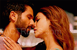 (100+ GIFS)Kriti Sanon’s Sexy Saree & On-Screen Kisses You Can’t Miss