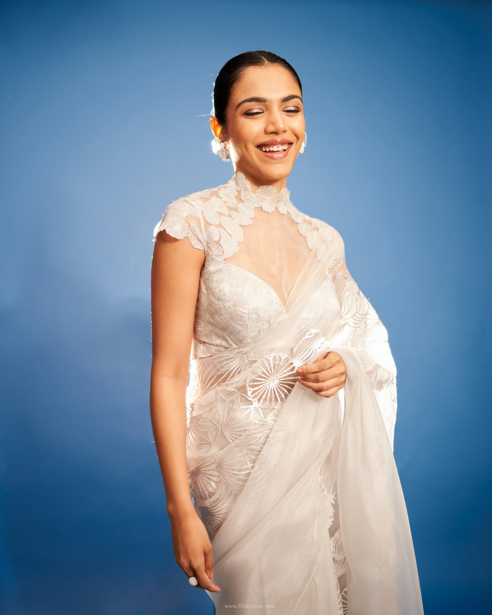 Shriya Pilgaonkar Physical Stats & Body Measurements & Bra Size: 34-26-34 inches (Bra: 34B)