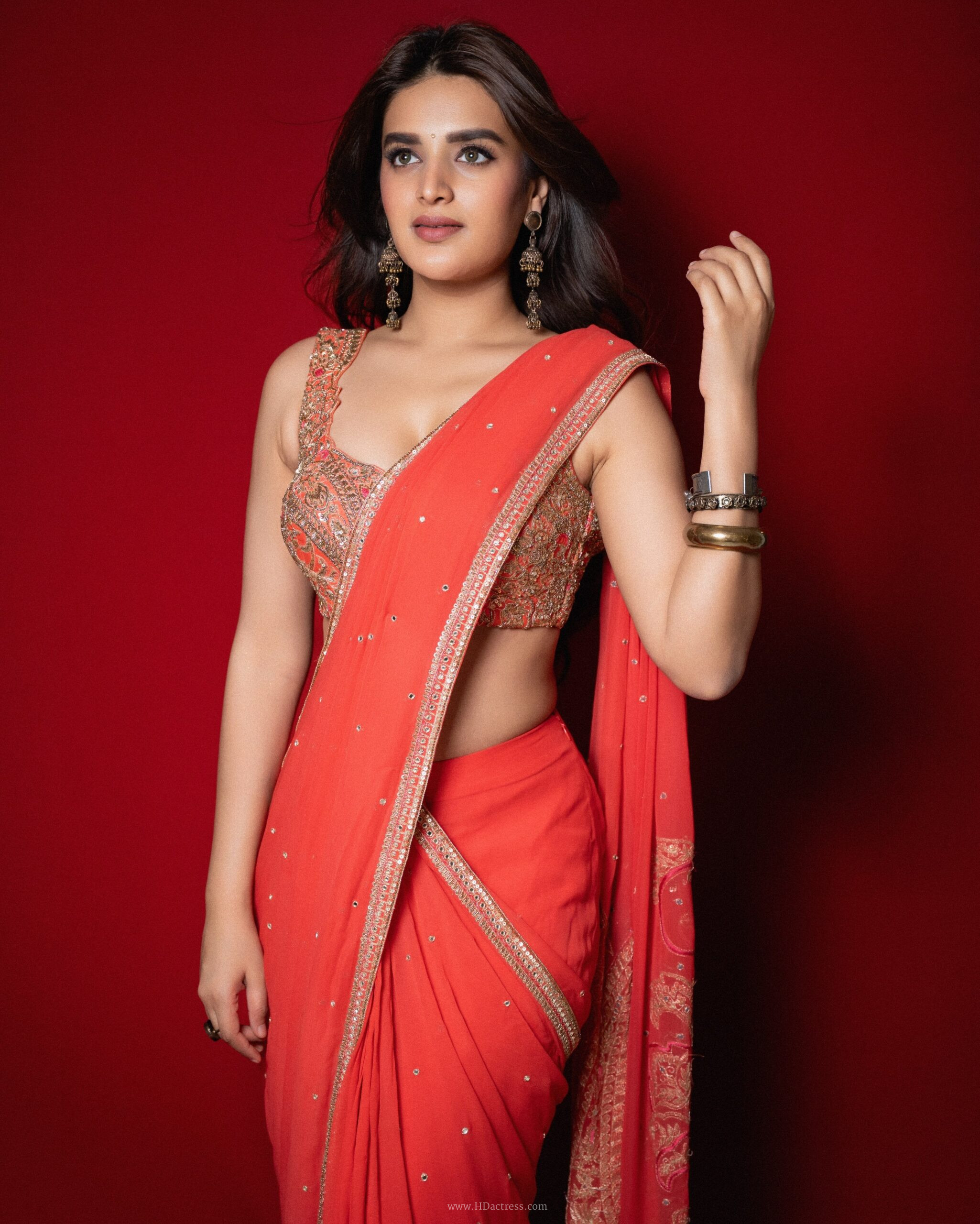 Nidhhi Agerwal body and bra measurements of 34-26-34 inches with a 34C cup size.
