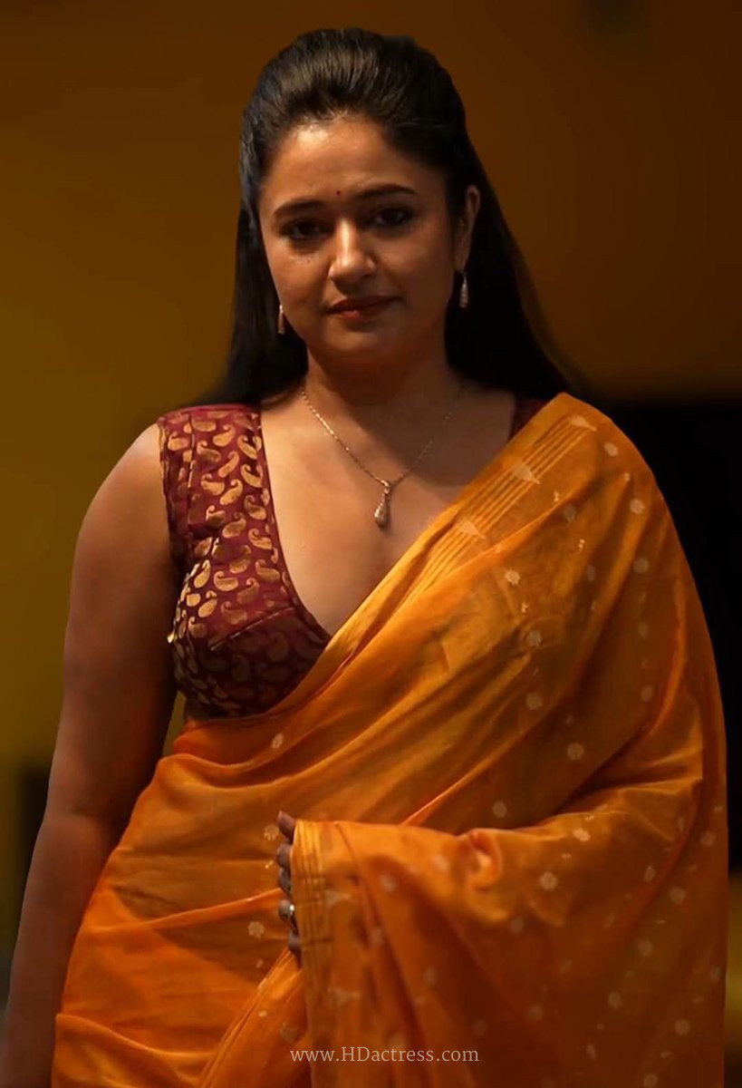 Hot Pics: Poonam Bajwa Drops Jaw-Dropping Images in Low Neck Traditional Attire