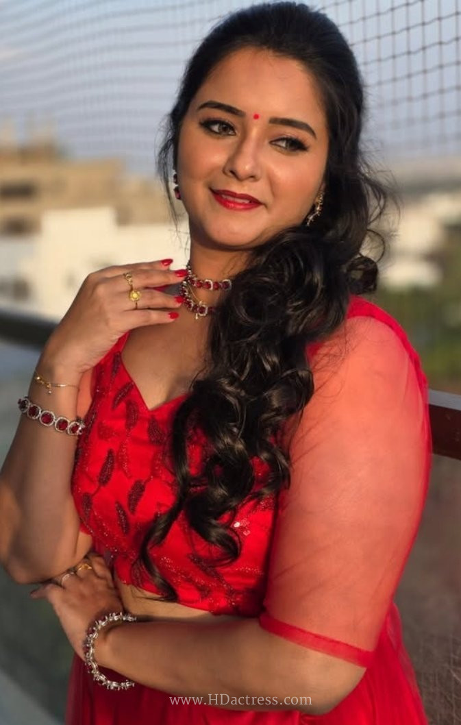 Haripriya Isai Body Measurements & Bra Size: 36-28-36 inches (Bra Size: 34B) | Height: 5'4" (163 cm) | Weight: 62 kg (136 lbs)