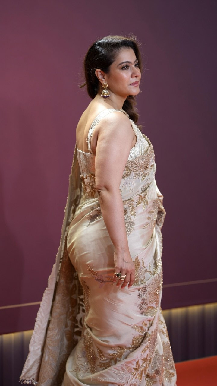 Kajol Devgan looking hot and glamorous in a deep-cut sleeveless blouse and premium designer saree at a high-profile Bollywood event.