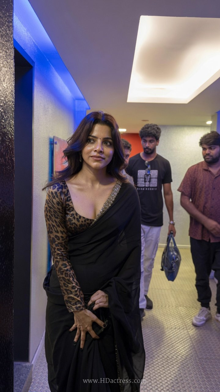 Divya Bharathi's body shape measurements are reported to be around 91-69-91 cm (35-27-35 inches) with a bra size of 40C (US) or 90C (EU).