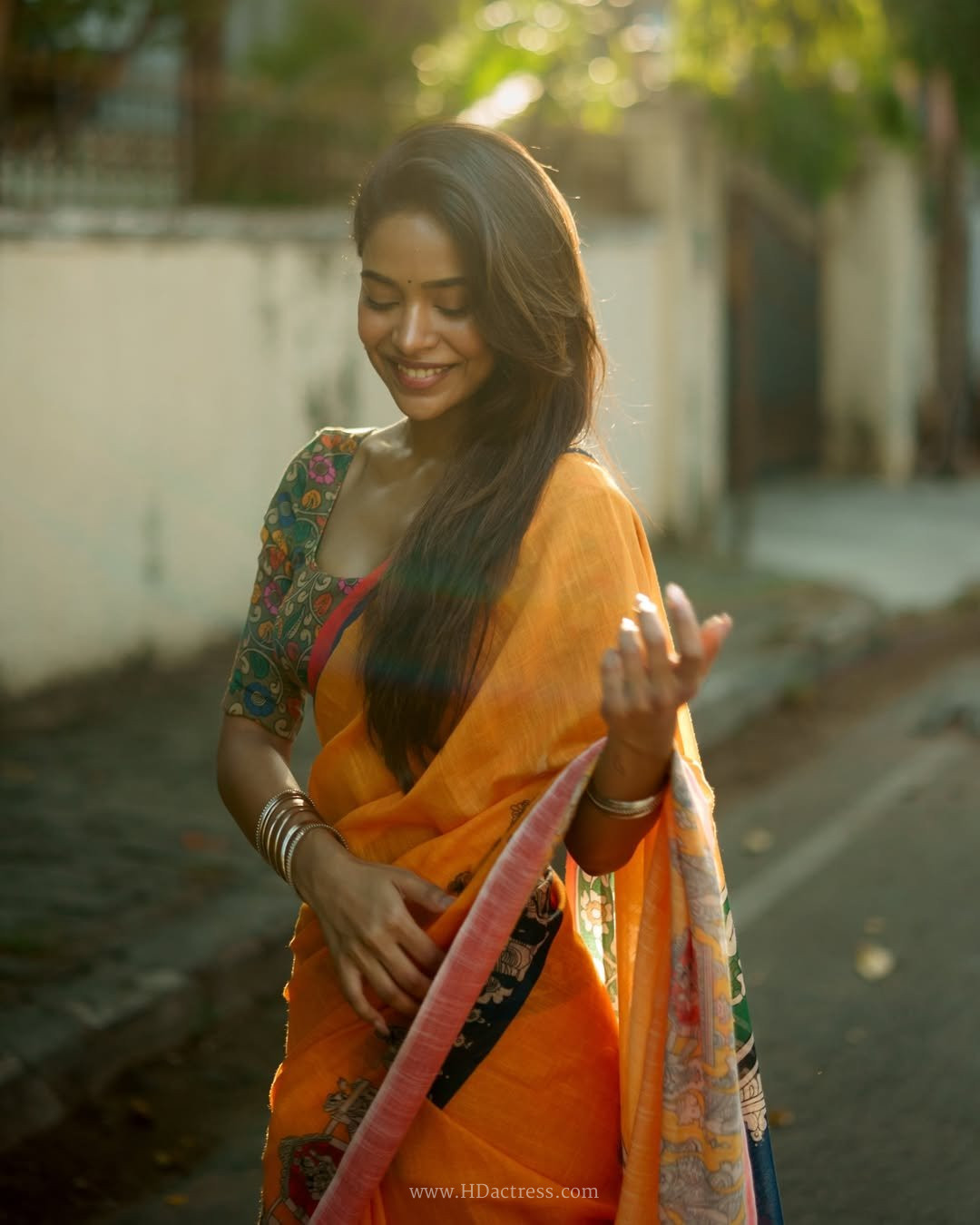 Abyukta Manikandan maintains an exquisite, toned physique with body measurements of 34-26-35 inches.