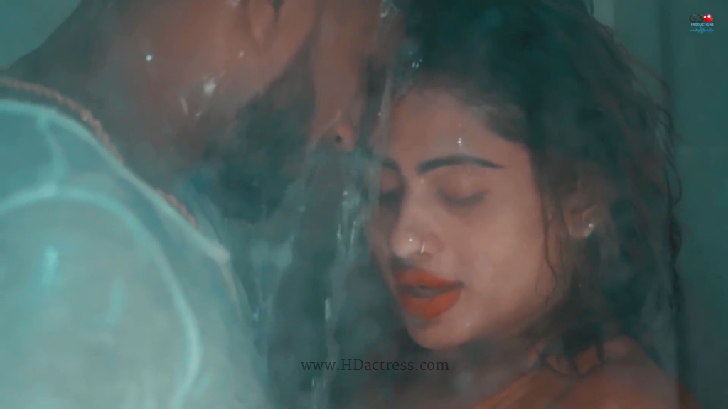 Piumi Hansamali kissing