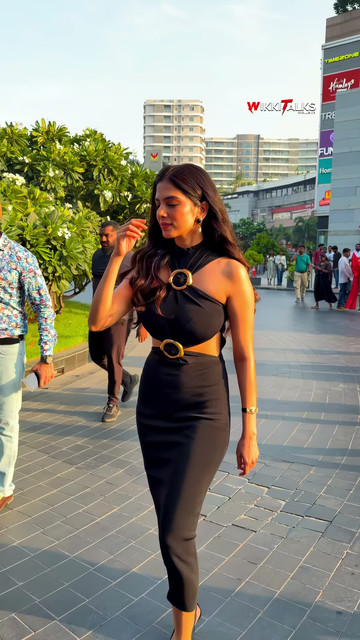 malavika mohanan, hot babe, sexy, off shoulder dress, malavika mohanan hot photos, malavika mohanan latest pics, off-shoulder outfit trends