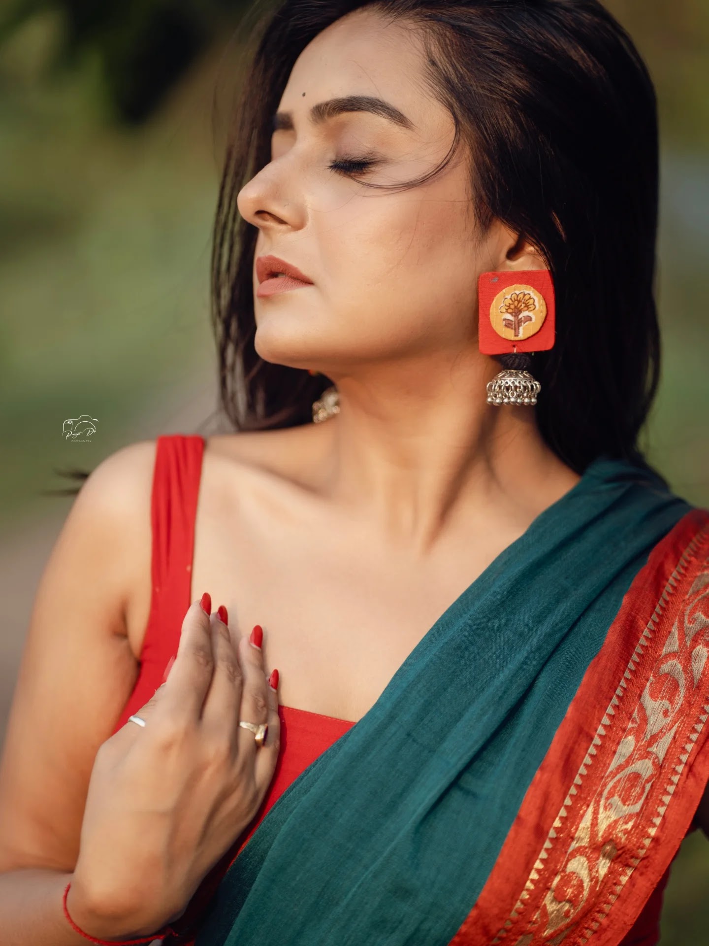 Priyanka Banerjee armpit pics in teal green handloom saree Priyanka Banerjee armpit pics in teal green handloom saree