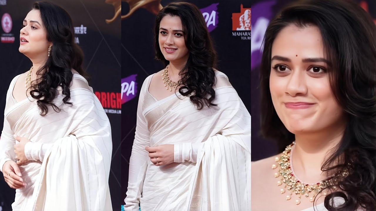 Indian actress and National Crush Girija Oak showing off her gorgeous face while posing gracefully in a beautiful traditional saree.