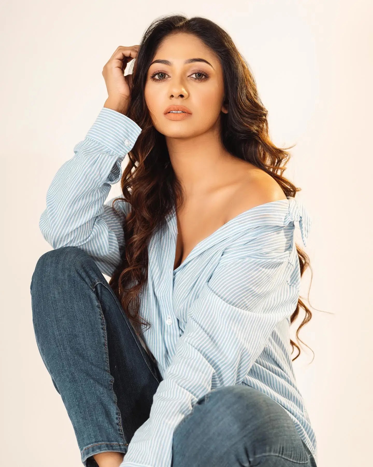 Bollywood Actress Rashiprabha Sandeepani Photos In Blue Shirt Jeans - Image 1