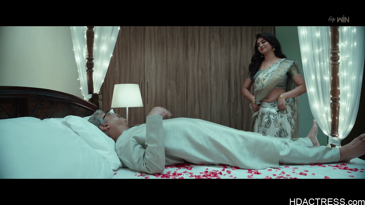 Varshini Sounderajan side boobs and navel