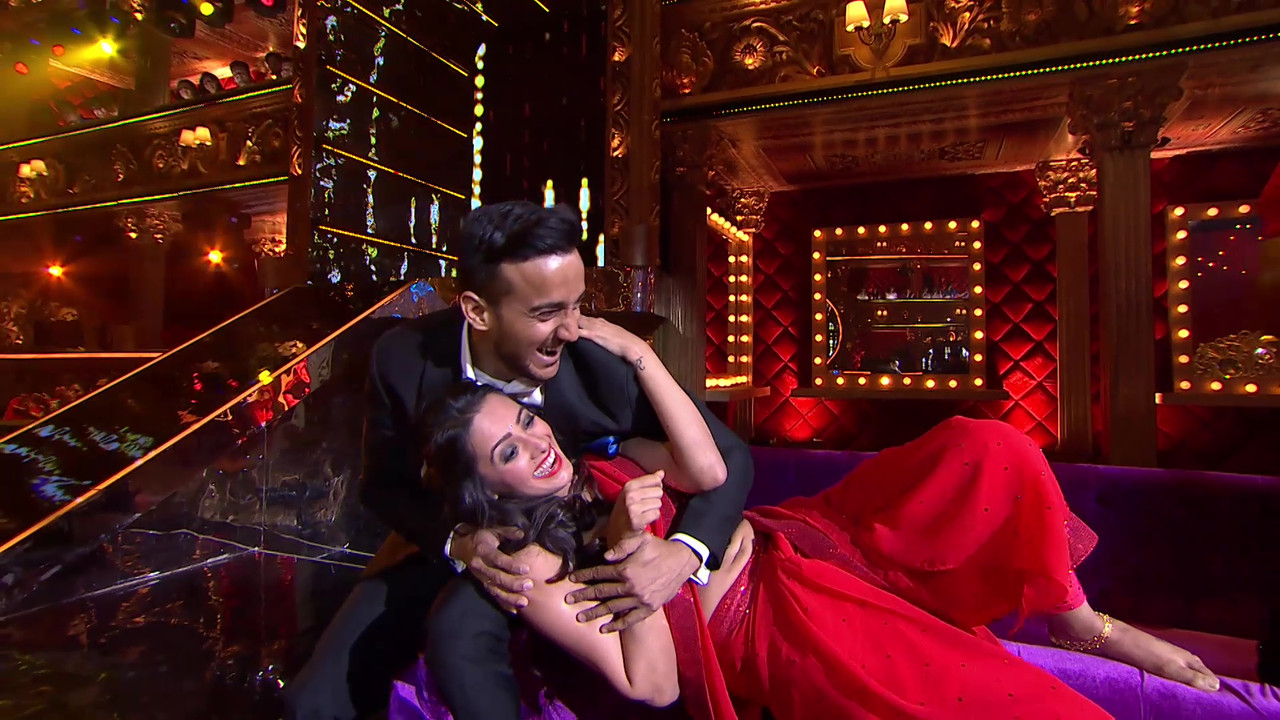 Anita Hassanandani Red Saree Pics: Television Diva Stuns with Bold Navel Display