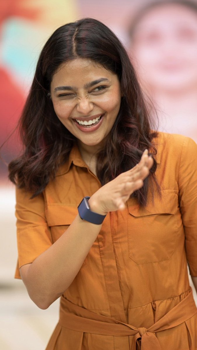 Aishwarya Lekshmi had a good interection with fans enjoyed shaking legs with them in an event. ❤️ #AishwaryaLakshmi #GattaKusthi2