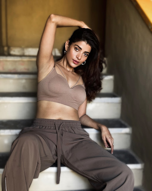Amruta Singh in earth toned athleisure set Amruta Singh in earth toned athleisure set