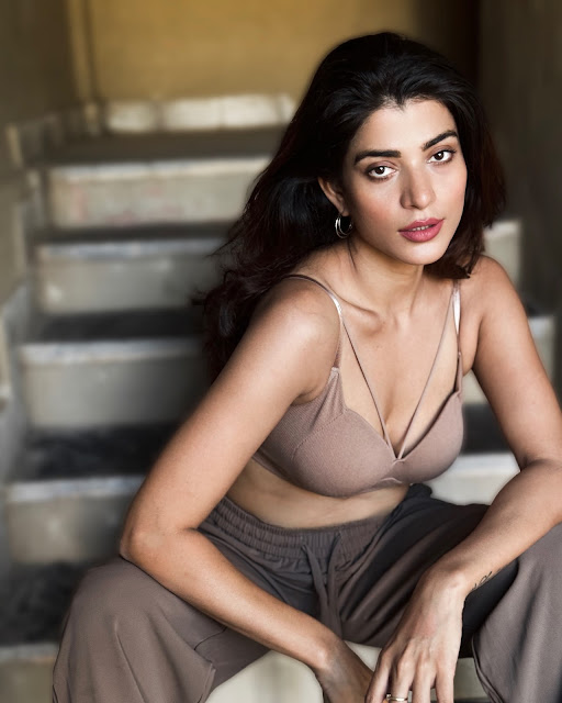 Amruta Singh in earth toned athleisure set Amruta Singh in earth toned athleisure set
