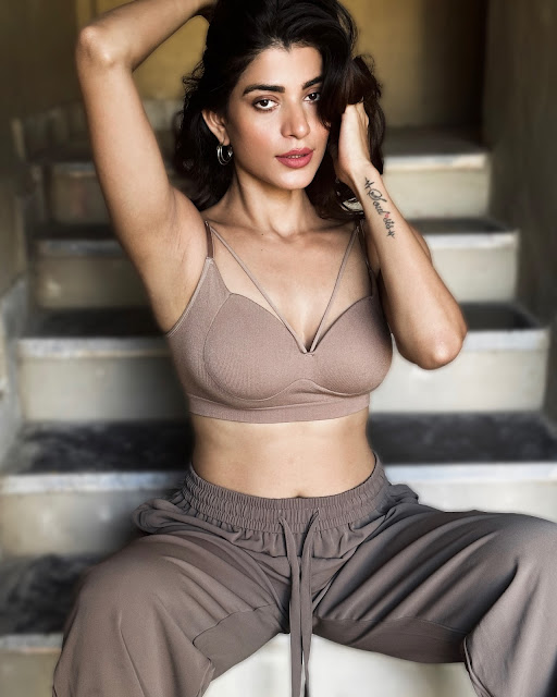 Amruta Singh Latest Athleisure Style Images | HDactress.com