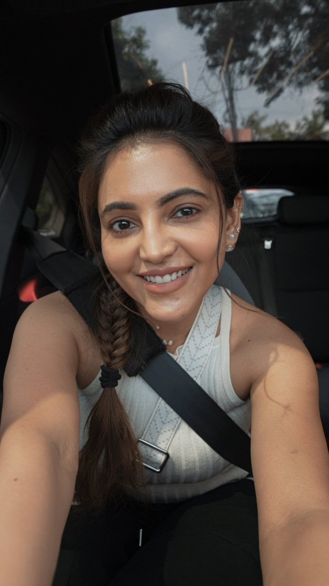 Athulya clicks a casual selfie on the travel. ❤️ #AthulyaRavi