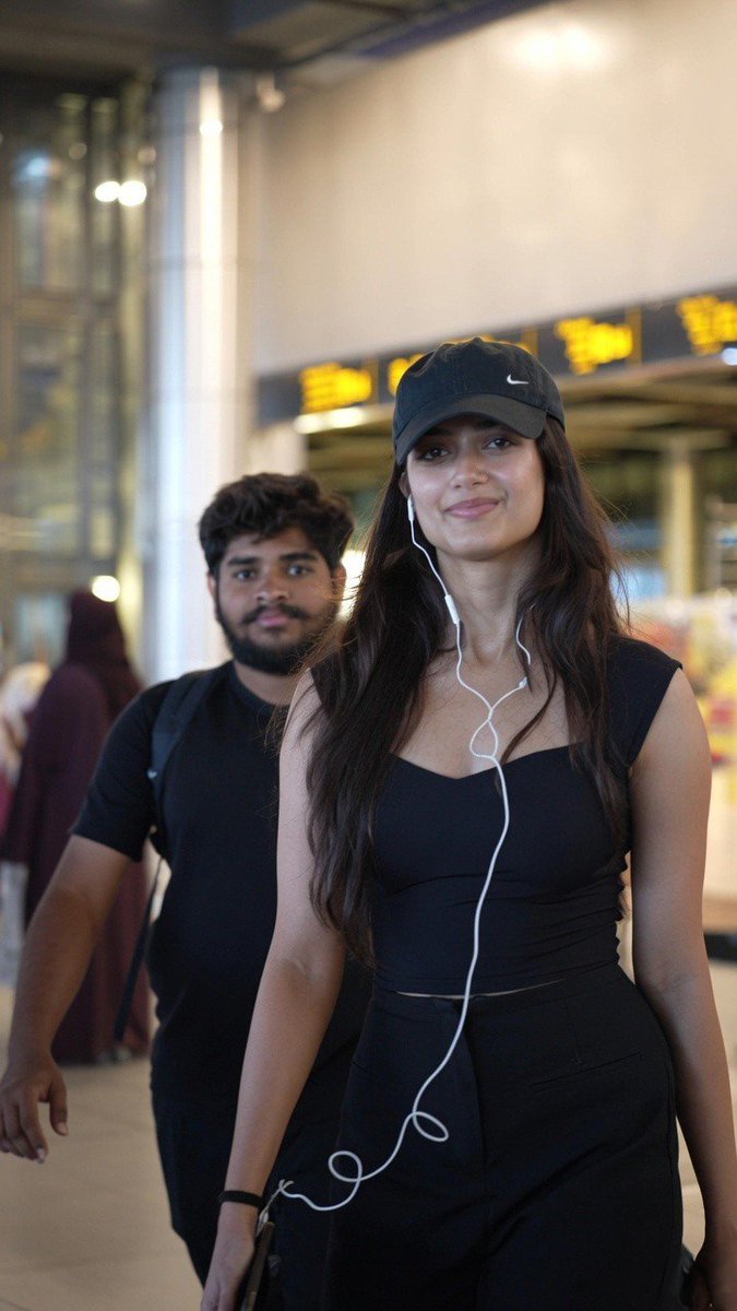 Bhagyashri Borse with her casual look snapped at the airport. ❤️ #BhagyashriBorse