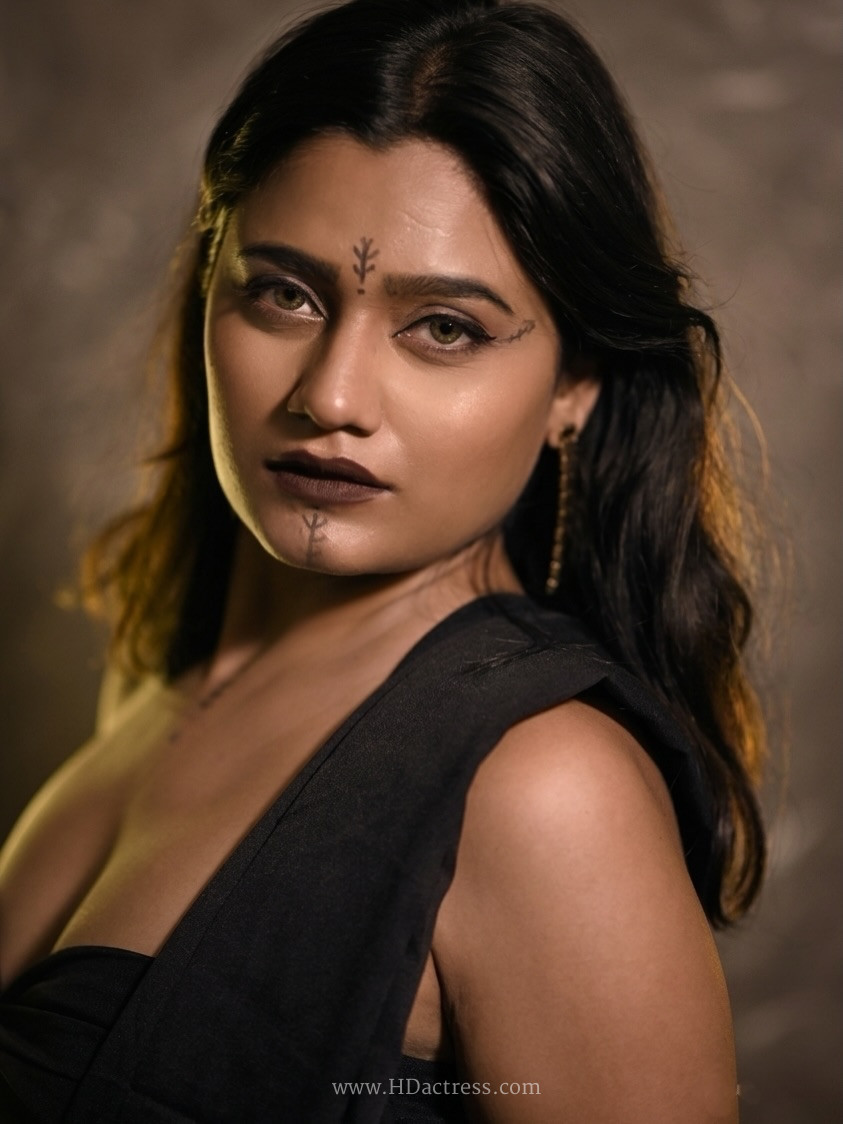 Shweta in black saree and strapless blouse Shweta in black saree and strapless blouse