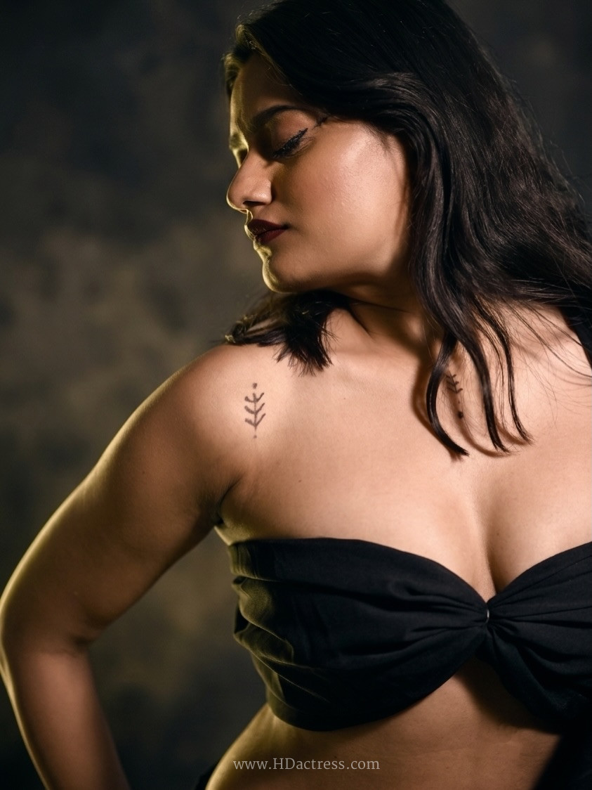 Shweta in black saree and strapless blouse Shweta in black saree and strapless blouse